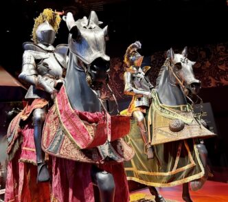 Chevaliers en armure de tournois. Crédit photo @Alain Clavet